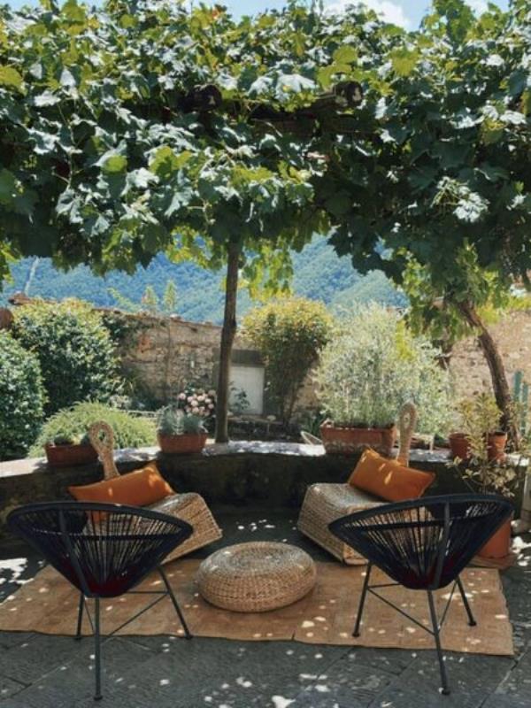 The entrance terrace is perfectly shaded by grapevines from the summer heat. The entrance terrace is perfectly shaded by grapevines from the summer heat.